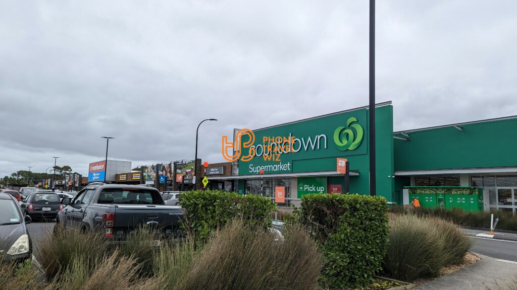 Countdown New Zealand Store in Auckland Airport Shopping Center